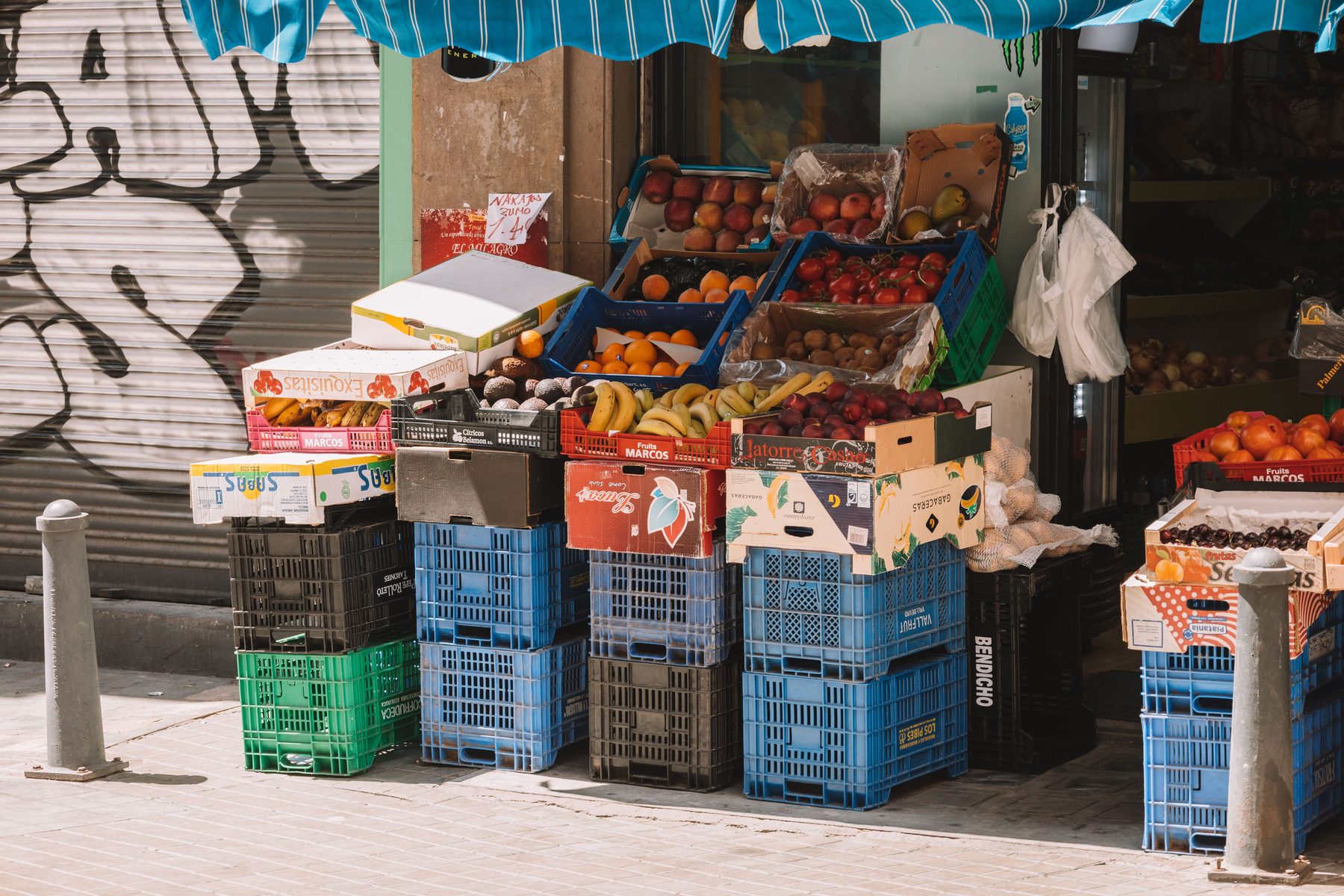 Parades de fruita i verdura d'un comerç de Barcelona